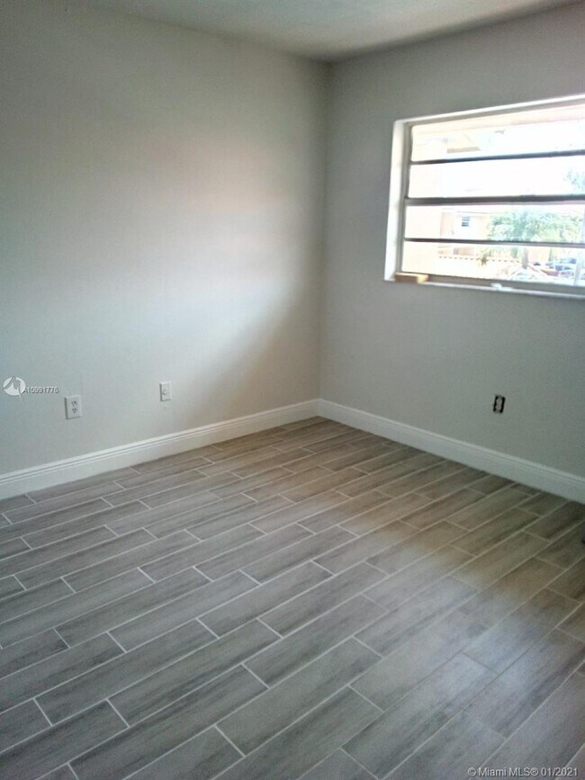 Building Photo - 550 SW 115th Ave