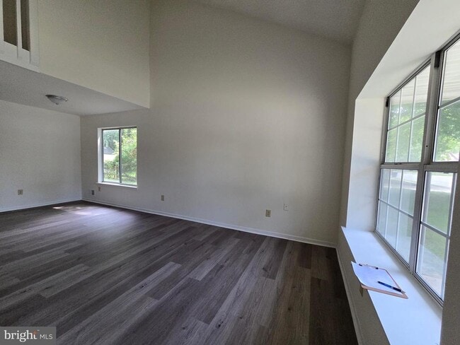 Building Photo - 1417 S Farmview Dr