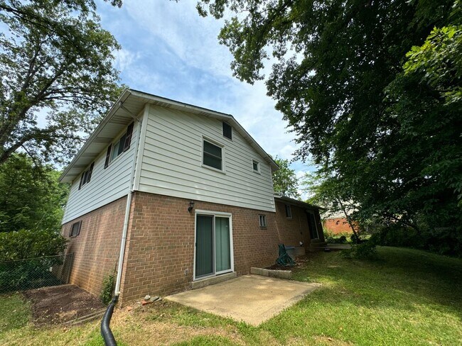 Building Photo - Spacious 4 Bed 3 Bath Home With Fully Fenc...