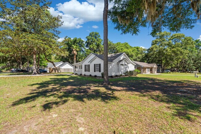 Building Photo - 3 Bedroom 2 bath home on a corner lot in the Telfair community