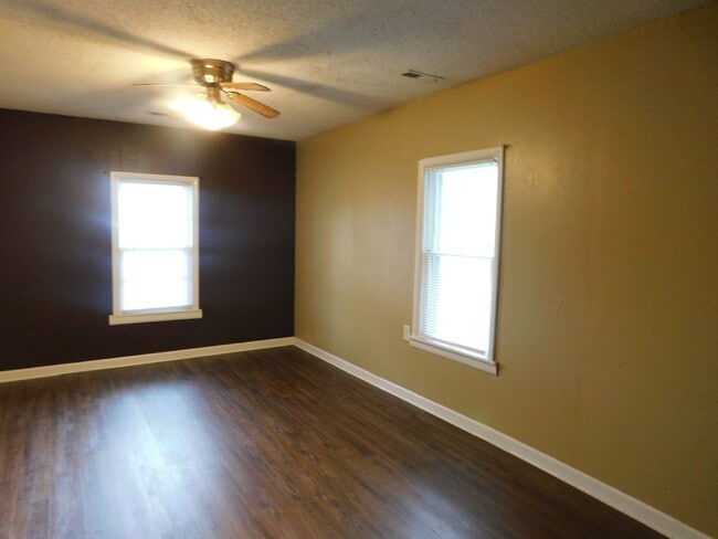 Building Photo - Beautifully remodeled 3 bedroom/1 bath hom...