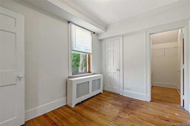 Building Photo - 315 Ellington Ave E