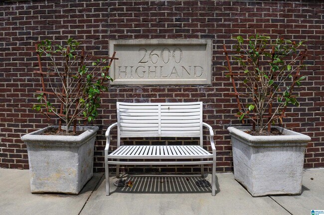 Building Photo - 2600 Highland Ave