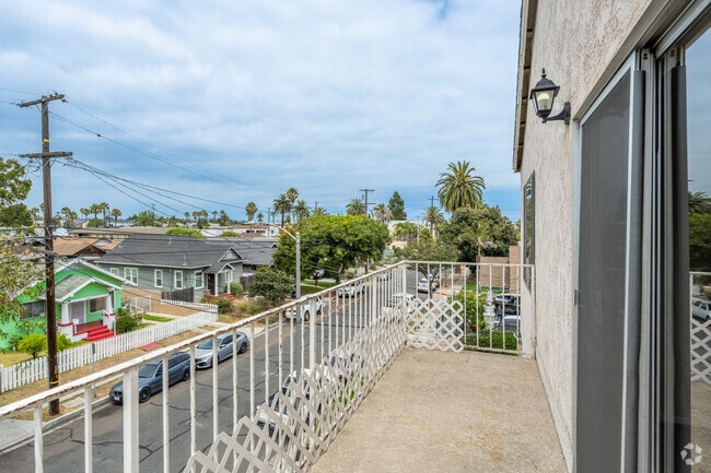 2BR, 2BA - 700SF - Balcony - 1636 E 6th St.