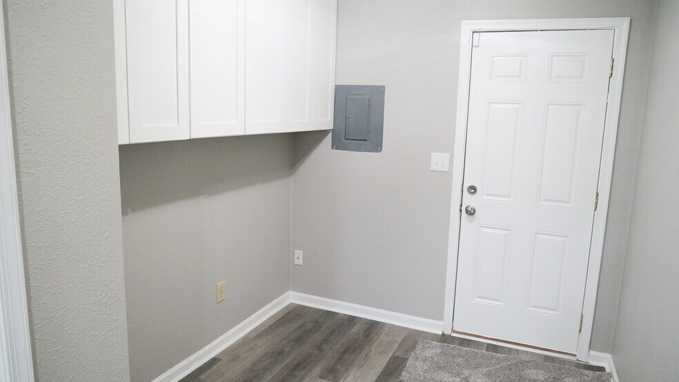 Building Photo - 6021 Camellia Dr