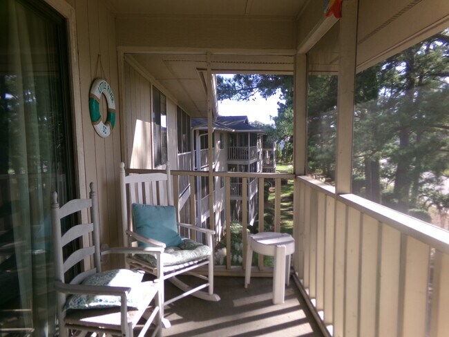 Building Photo - 4262 Pinehurst Cir