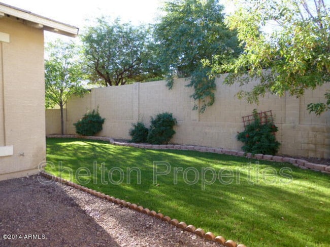 Building Photo - 20653 W Grandview Dr