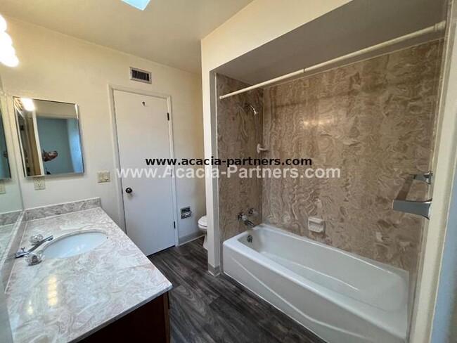Building Photo - Eastside Townhome