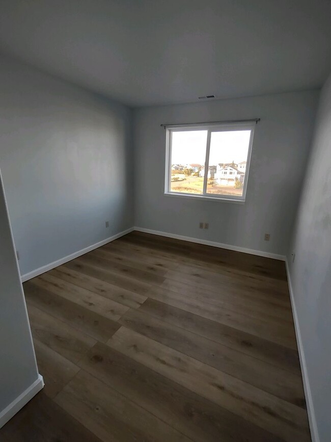 Building Photo - 3 BR, 2.5 BA Large Townhouse with Stunning...