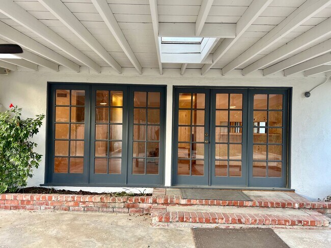 Building Photo - Spacious 3 Bedroom House with Private Gara...
