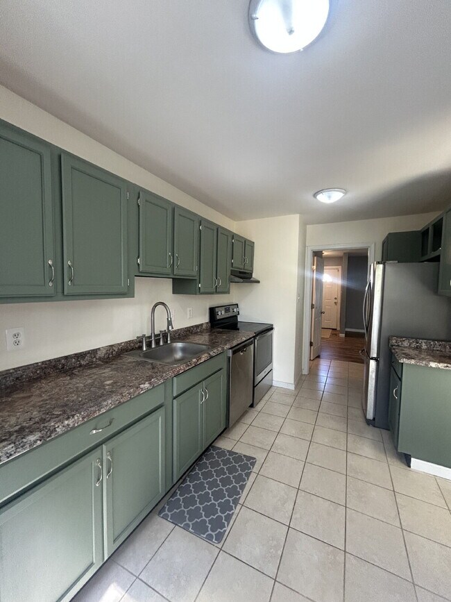 Building Photo - Spacious 3-Bedroom Townhome with Finished Basement in Warrenton, Virginia offering Prime Commuter...