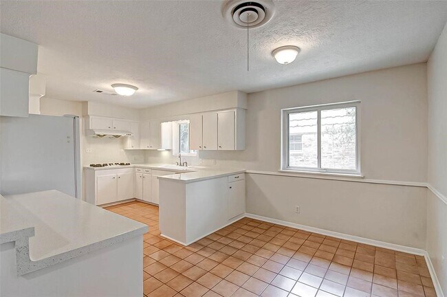 Building Photo - 5446 Jason St