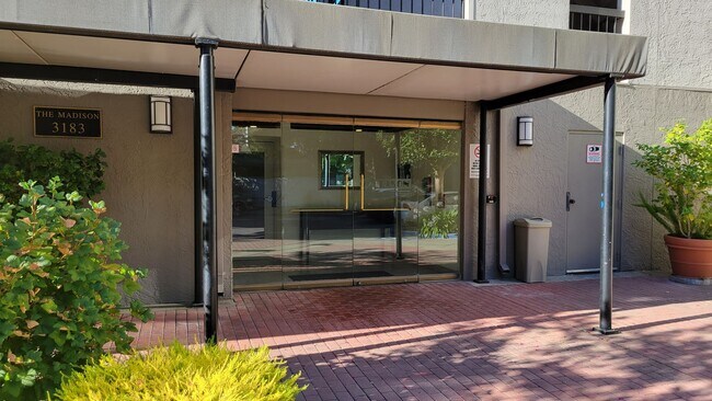 Building Photo - Spacious 1 Bedroom with great walking score