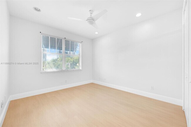 Building Photo - 742 NE 7th Ave