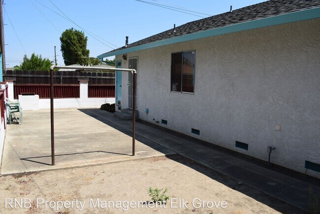 Building Photo - 2 br, 1.5 bath House - 901 North Palm Street