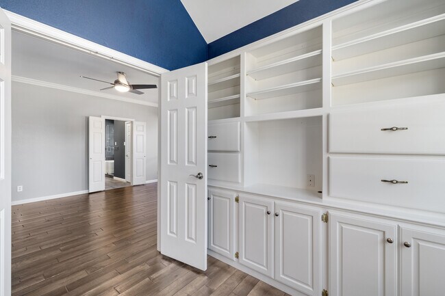 Building Photo - 1109 San Saba Dr