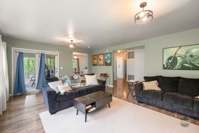 Building Photo - Charming Palmer Home!