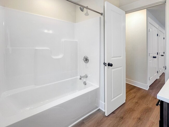 Building Photo - 860 Houseman Ave NE