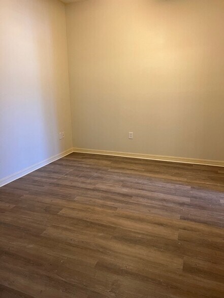 Building Photo - 1140 Hillhurst Dr