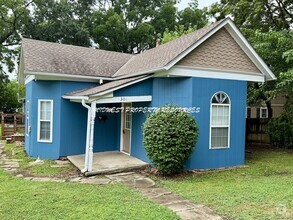 Building Photo - Quaint 2 bedroom 2 bath Near The Square in...