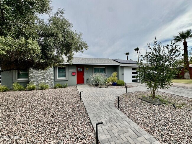 Primary Photo - 1241 E Cambridge Ave