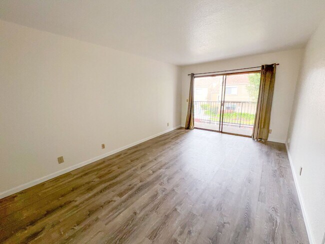 Building Photo - Remodeled Townhouse Near Downtown Campbell