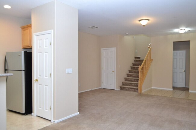 Building Photo - SW - 3 BEDROOMS PLUS LOFT SPACE