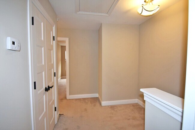 Building Photo - Gorgeous 3BR luxury Murfreesboro townhome ...