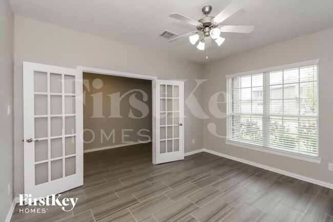 Building Photo - 10107 Stone Briar Dr