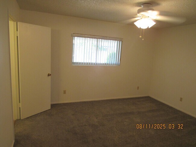 Building Photo - 3 bedroom 2 bathroom 2 car garage