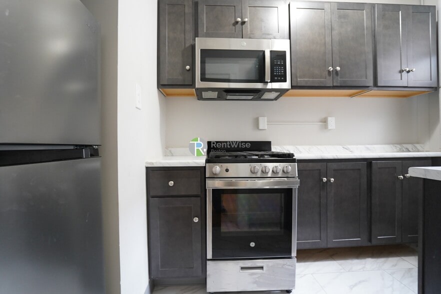 Building Photo - 221 Kelton St