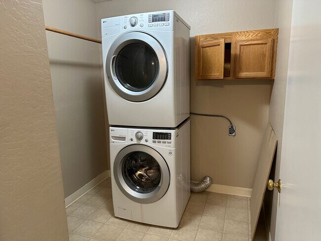 Building Photo - Perfect blend of convenience and comfort 2/2 San Mateo