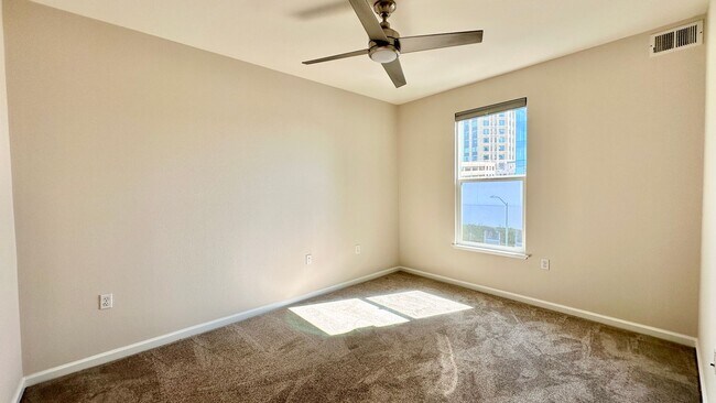 Building Photo - Stylish and Chic 2 Condo nestled in the Heart of Downtown!