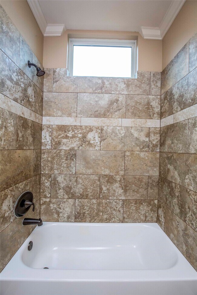 Building Photo - 1516 Amundsen St