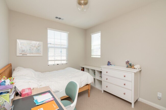 Building Photo - 3 Bedroom Townhome in the Veridian Community of Del Sur