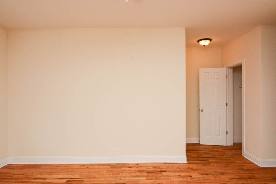 Building Photo - 629 W Cornelia Ave