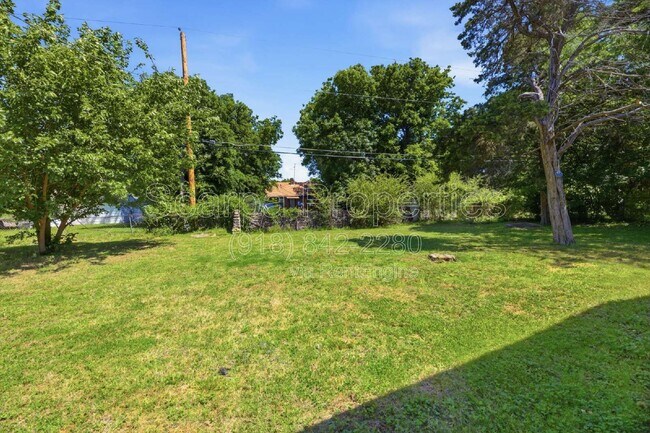 Building Photo - 313 E Woodrow Pl