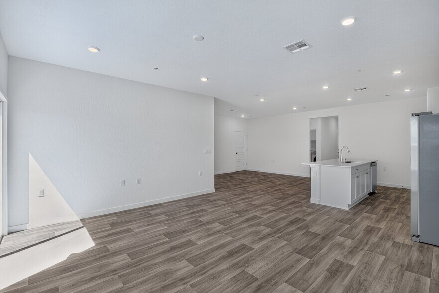 Building Photo - 3338 N Contessa Ave
