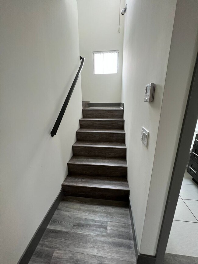 Building Photo - NEWER  4BED 3 BATH FRONT TOWNHOME*HWFLS*BALCONY*W/D IN  UNIT* CENTRAL AIR/HEAT* *STAINLESS  APPLI...