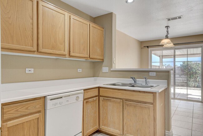 Building Photo - Spacious Townhome w/large yard! Near Summe...