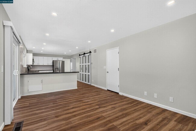 Building Photo - 121 Violet Rd
