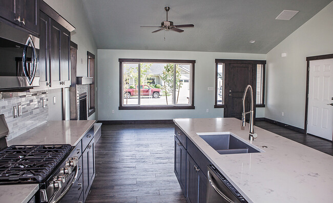 Building Photo - 4 Bedroom with Shop and View of the Mounta...