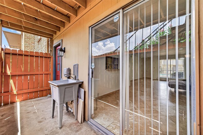 Building Photo - 3303 W Greenridge Dr
