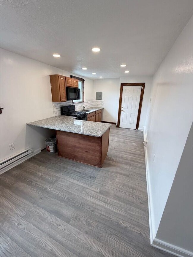 Building Photo - Perfect location, private . Clean , modernized and bright