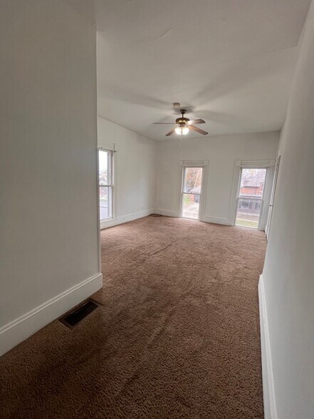 Building Photo - 300 S Washington St