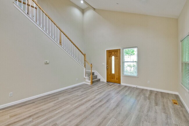 Building Photo - Awesome Home Located in a Quiet Tree Line Neighborhood