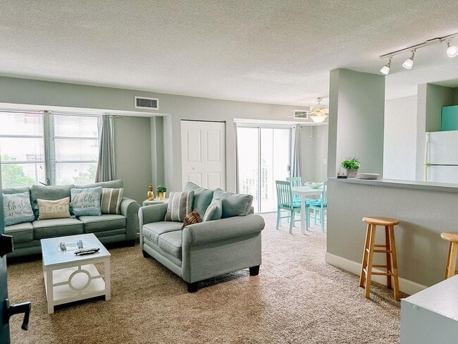 Building Photo - Gorgeous 1-Bedroom, 1-Bathroom Condo in St. Petersburg
