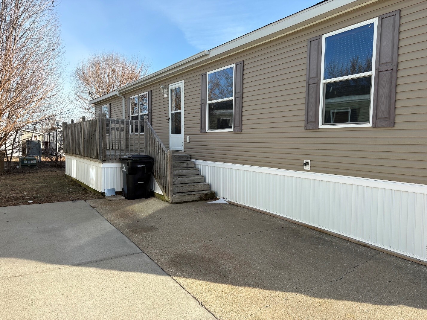 Building Photo - 2461 Sunset Dr