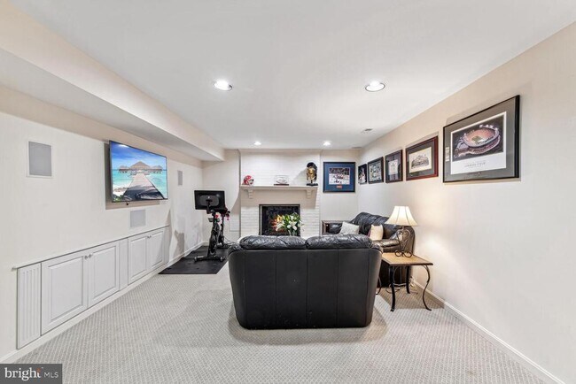 Building Photo - 6603 Forsythia St