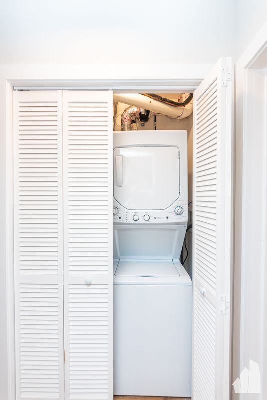 Building Photo - 656 W Wrightwood Ave